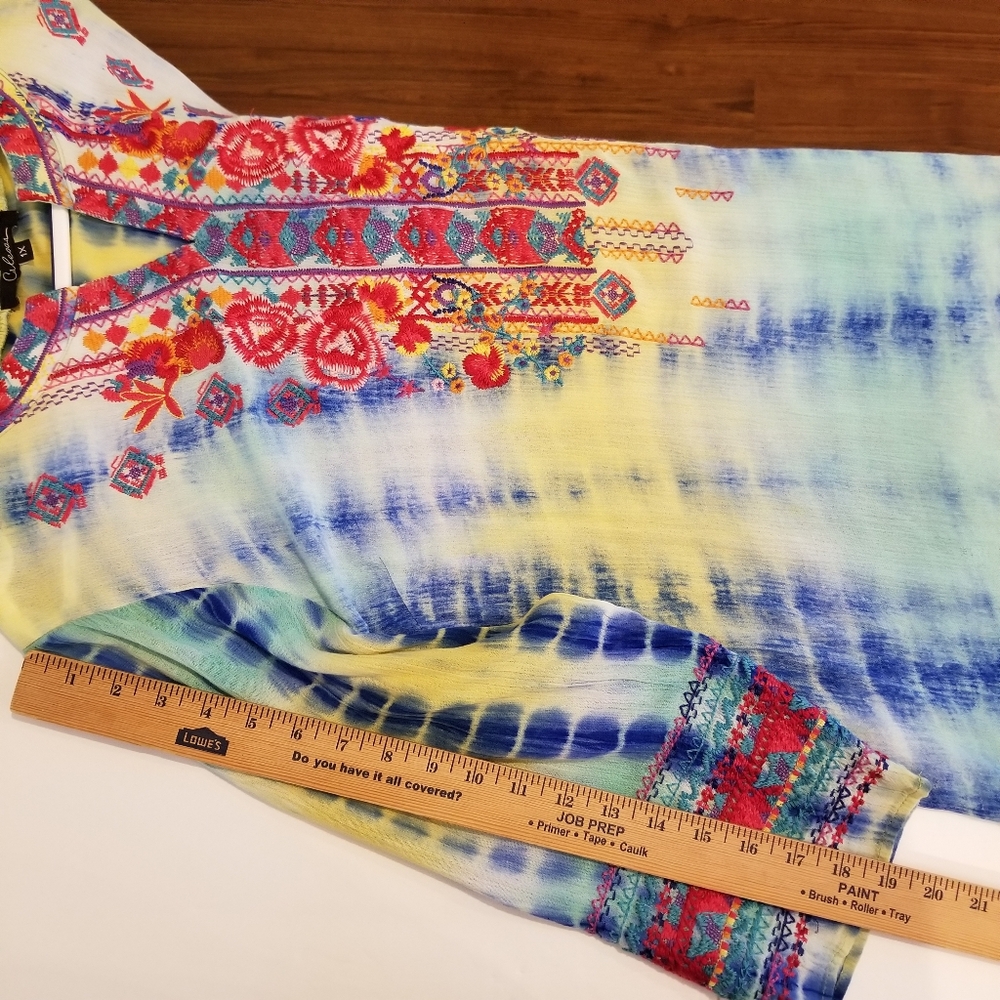 Calessa Top Women's 1X Floral Embroidered Tye Dye V-Neck 3/4 Roll Tab Sleeve - Picture 9 of 10